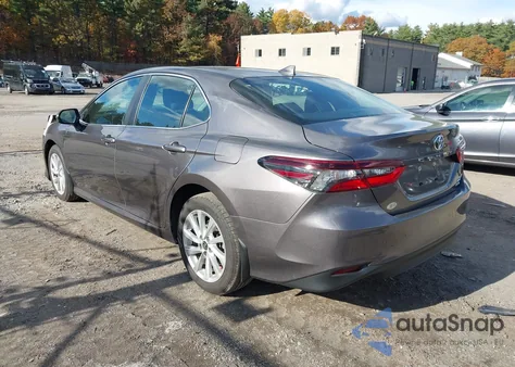 2024 Toyota Camry Le z USA, uszkodzony, nr VIN 4T1C11BK6RU109384